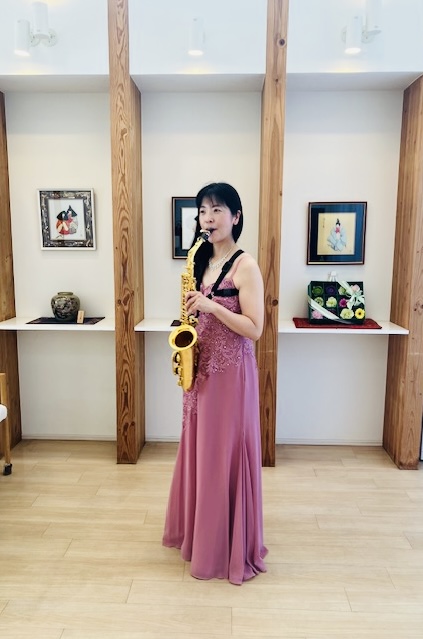 横浜市青葉区の高齢者向け住宅へサックス訪問演奏の画像